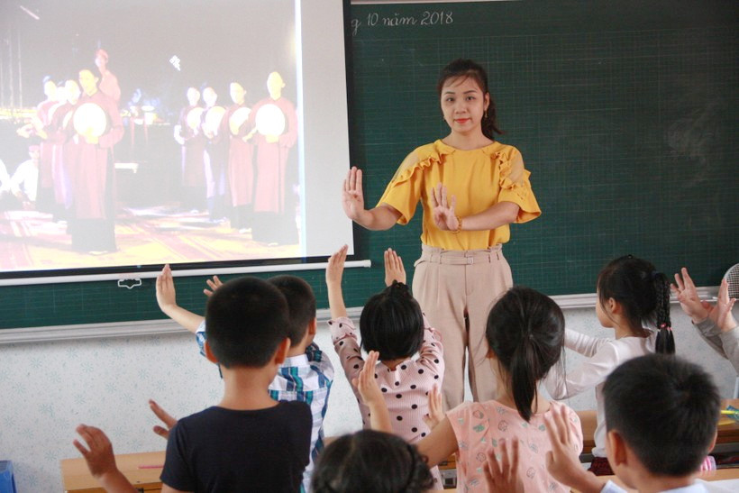 Cô - trò Trường tiểu học Đinh Tiên Hoàng (TP Việt Trì, Phú Thọ).