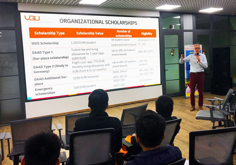 TS Berndt Tilp, Phó phòng Đào tạo và Công tác sinh viên, Phụ trách sinh viên quốc tế chia sẻ thông tin về các chương trình học bổng.
