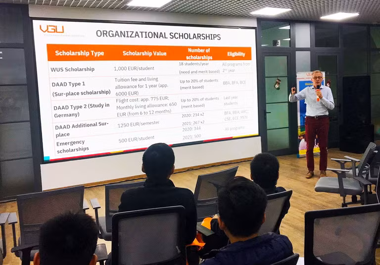 TS Berndt Tilp, Phó phòng Đào tạo và Công tác sinh viên, Phụ trách sinh viên quốc tế chia sẻ thông tin về các chương trình học bổng.