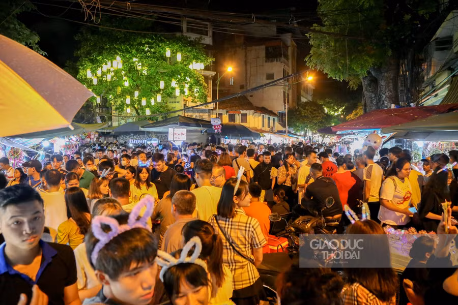 Hàng Mã, tuyến phố chính của chợ Trung thu truyền thống, dòng người nhích từng bước để di chuyển.
