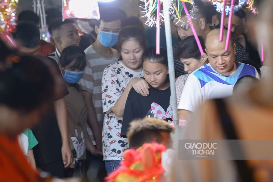 Dù đã mở rộng các phố Hàng Gà, Hàng Cót cùng với phố Hàng Mã thành khu chợ tết trung thu, tuy nhiên, do lượng người quá đông khiến khu phố luôn trong tình trạng quá tải, trong muốn đi ra, ngoài lại muốn chen vào.