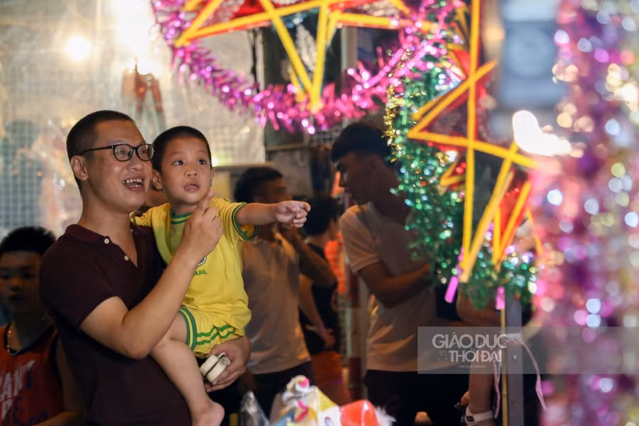 Nhiều bậc phụ huynh đưa con em mình đi chơi, nhưng không vào trong khu vực chợ mà chỉ đứng bên ngoài ngóng vào.