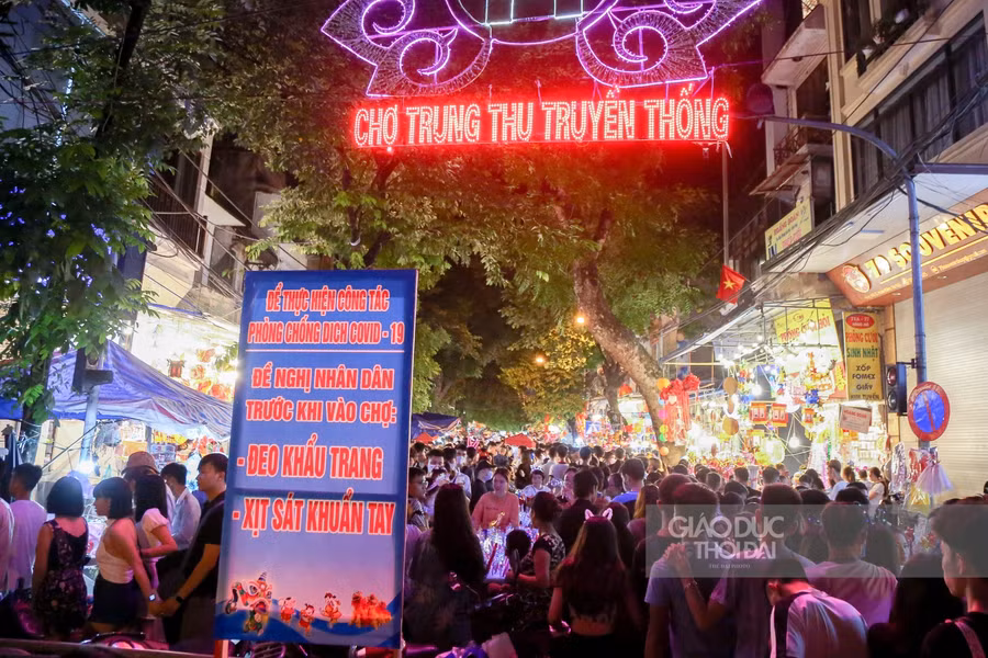 Cho dù có biển đề nghị đeo khẩu trang nhưng trong chợ rất ít người dân chấp hành.