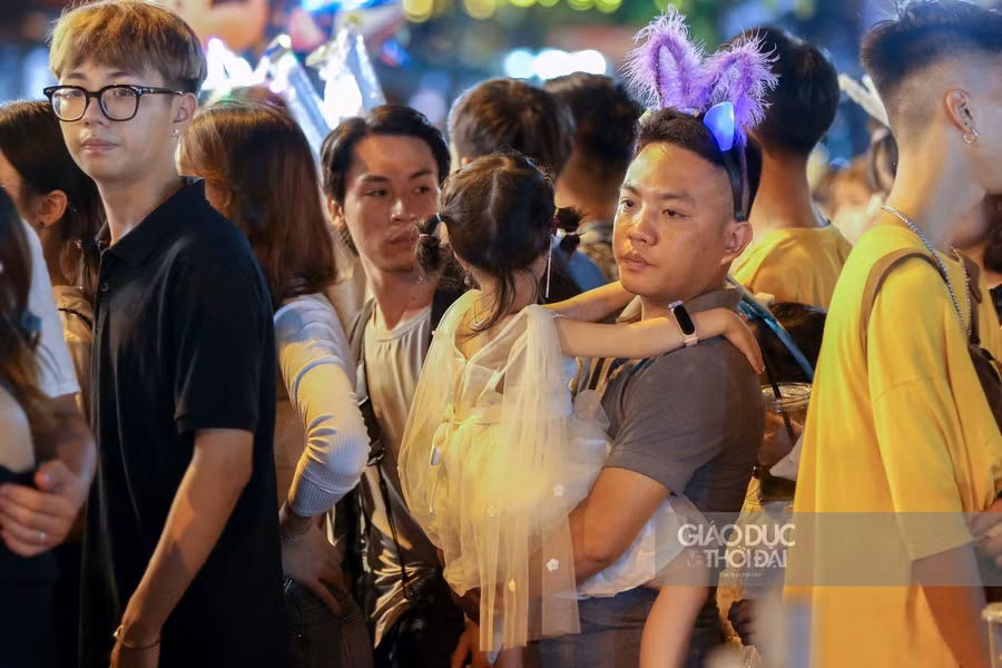 Nhiều tuyến phố Hà Nội "thất thủ" trong đêm Tết Trung thu ảnh 8