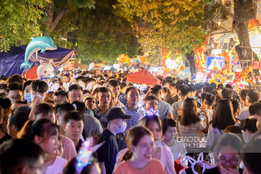 Tuyến phố Hàng Lược, dòng người đổ về chợ Tết Trung thu ngày càng đông về đêm.