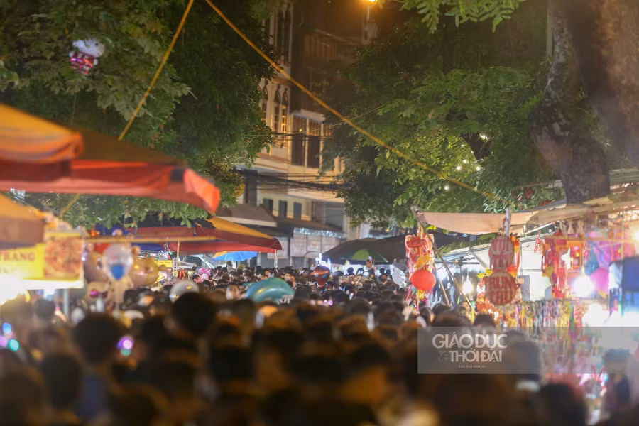 Theo nhiều người, năm nay lượng người đổ về phố Hàng Mã không đông như năm trước, nhưng vẫn xảy ra hiện tượng ùn tắc, nhiều người mệt mỏi vì phải đợi chờ và đi bộ quá lâu.