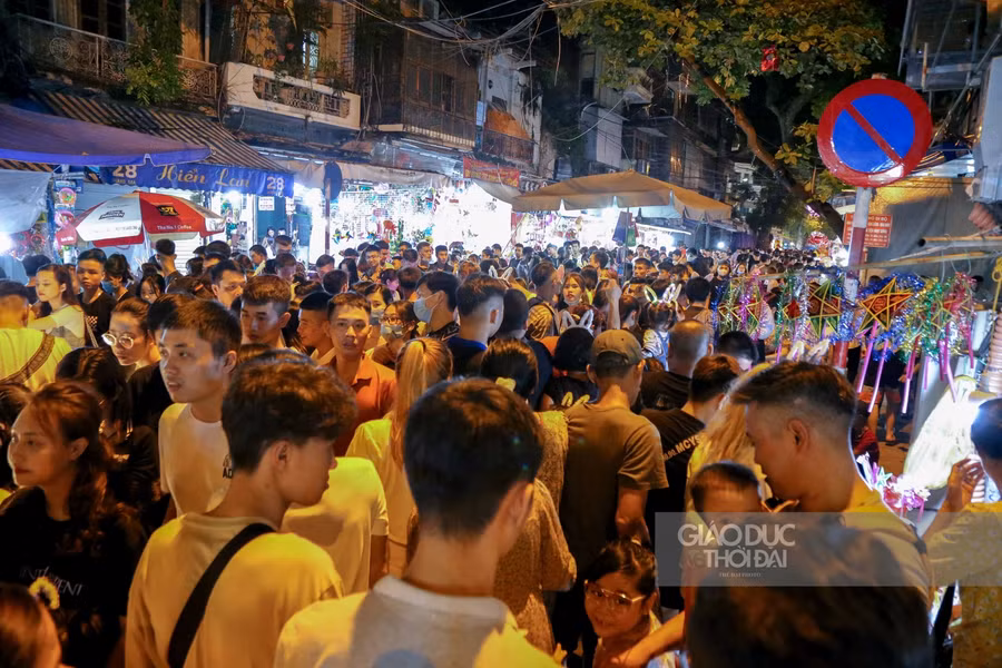 Nhiều tuyến phố Hà Nội "thất thủ" trong đêm Tết Trung thu ảnh 2