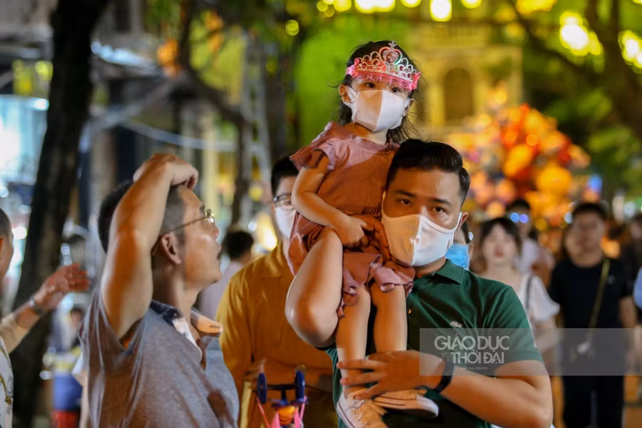 Nhiều tuyến phố Hà Nội "thất thủ" trong đêm Tết Trung thu ảnh 10