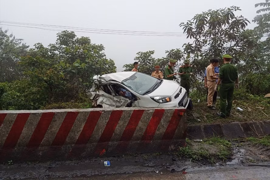 Ô tô con tông trực diện xe khách, 2 người tử vong tại chỗ ảnh 1