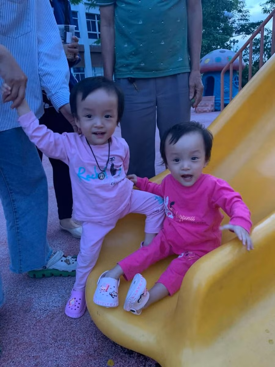 Cặp song sinh Trúc Nhi - Diệu Nhi sau 9 tháng phẫu thuật tách rời ảnh 2