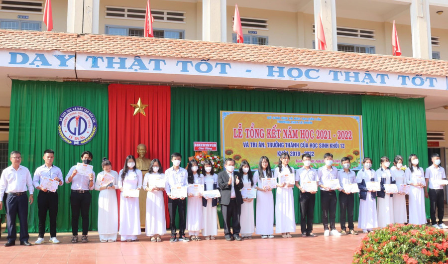 Thầy Phạm Văn Sinh trao thưởng cho các học sinh có thành tích cao trong học tập.