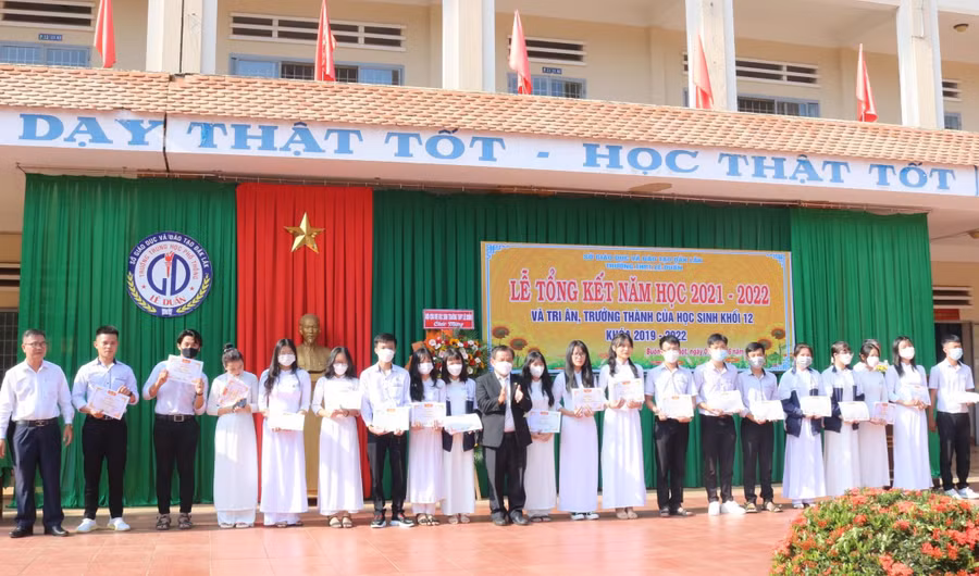 Thầy Phạm Văn Sinh trao thưởng cho các học sinh có thành tích cao trong học tập.