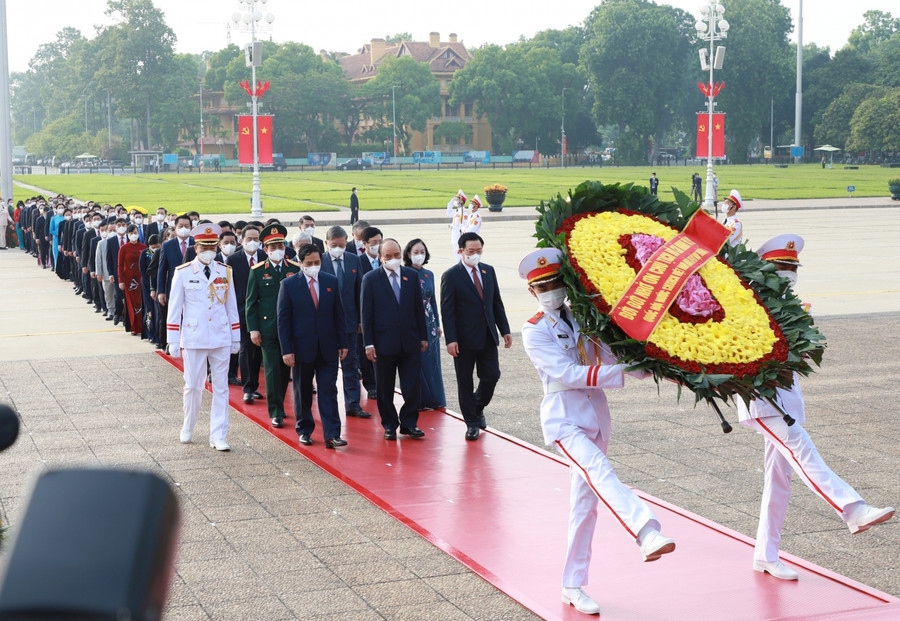 Các đồng chí lãnh đạo Đảng, Nhà nước cùng các trưởng đoàn đại biểu Quốc hội đặt vòng hoa tại Đài tưởng niệm các Anh hùng liệt sỹ Các đồng chí lãnh đạo Đảng, Nhà nước cùng các trưởng đoàn đại biểu Quốc hội đặt vòng hoa tại Đài tưởng niệm các Anh hùng liệt sỹ