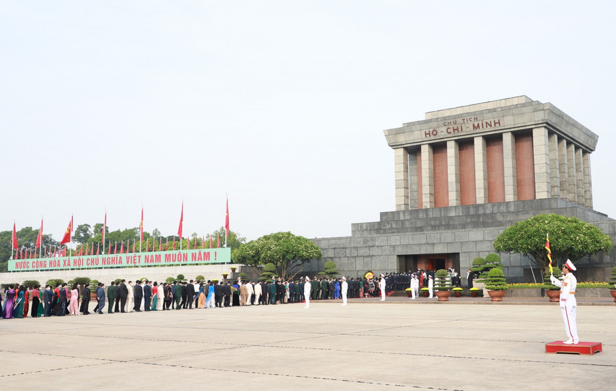 Các đại biểu Quốc hội vào Lăng viếng Chủ tịch Hồ Chí Minh Các đại biểu Quốc hội vào Lăng viếng Chủ tịch Hồ Chí Minh