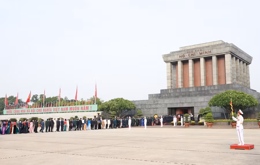 Các đại biểu Quốc hội vào Lăng viếng Chủ tịch Hồ Chí Minh