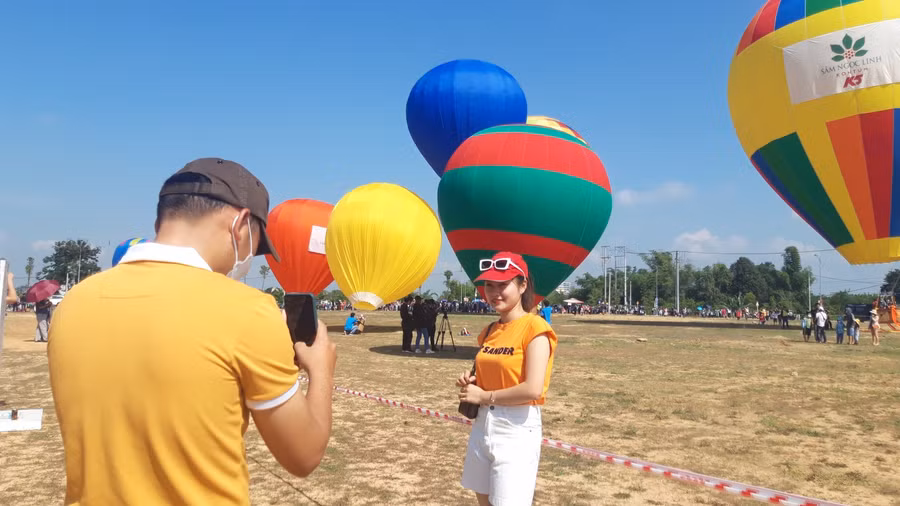 Du khách đến check-in, thưởng lãm và kích cầu du lịch địa phương.