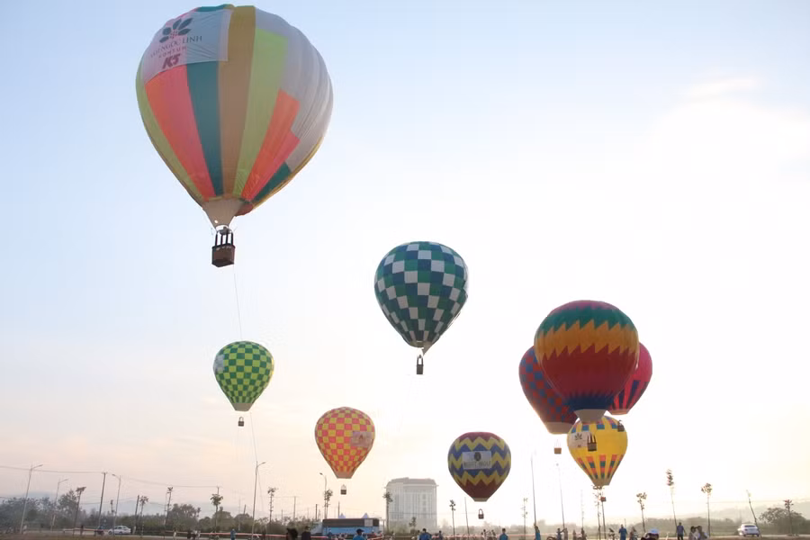 Lần này các khinh khí cầu bay treo ở độ cao tối đa 50m, tạo khung cảnh đẹp mắt để người dân, du khách đến check-in, thưởng lãm và kích cầu du lịch địa phương.