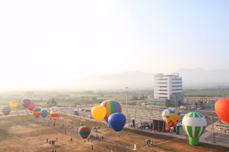 Khi trải nghiệm đi trên khinh khí cầu du khách có dịp ngắm nhìn thành phố từ trên cao.