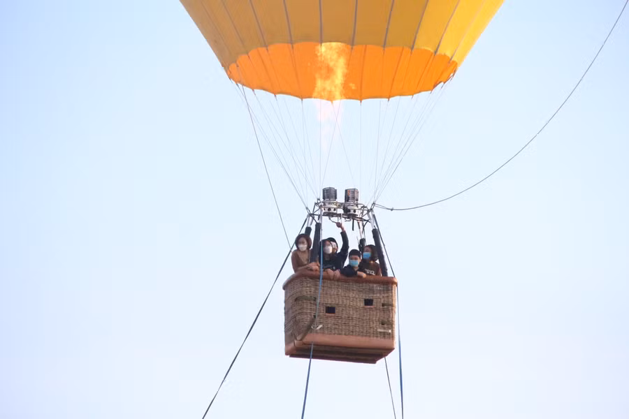 Người dân trải nghiệm ngồi khinh khí cầu.