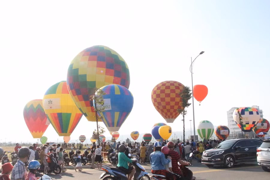 Ngay từ sáng sớm, hàng nghìn du khách đã có mặt tại Khu hành chính tỉnh Kon Tum để chiêm ngưỡng khinh khí cầu.