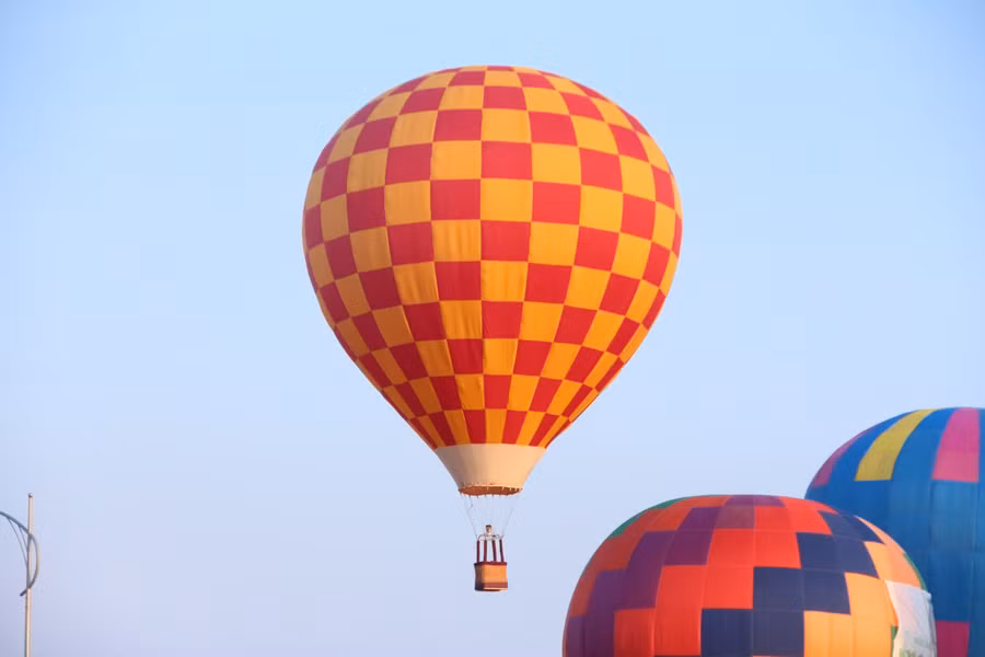 Khinh khí cầu cấp 1 bay trên bầu trời Kon Tum.
