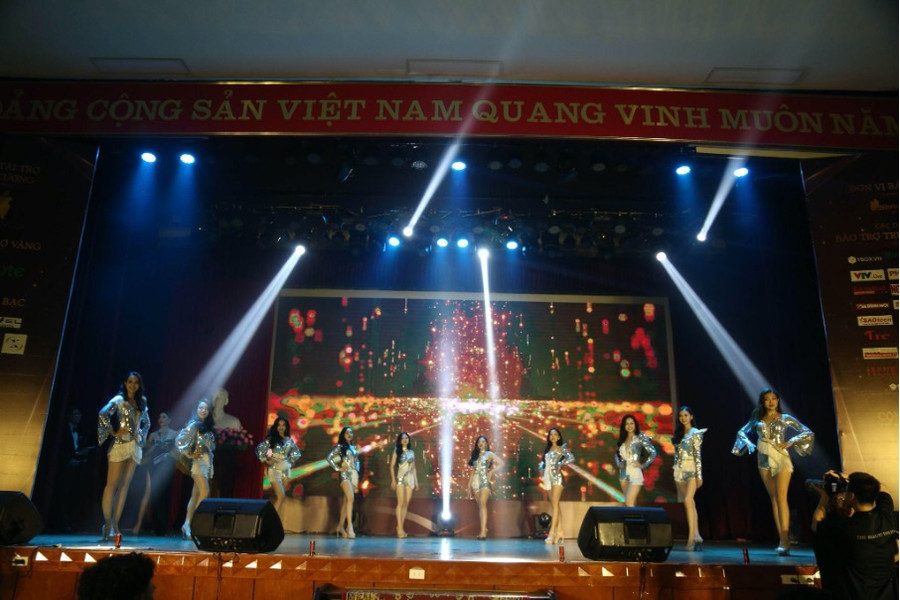 Mở màn đêm Chung kết, Top 10 thí sinh xuất sắc nhất đã có màn đồng diễn sôi động, đầy ấn tượng. Mở màn đêm Chung kết, Top 10 thí sinh xuất sắc nhất đã có màn đồng diễn sôi động, đầy ấn tượng.