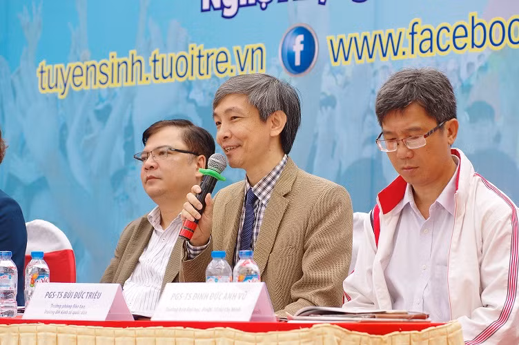 PGS.TS Bùi Đức Triệu (Ở giữa). Ảnh: Internet