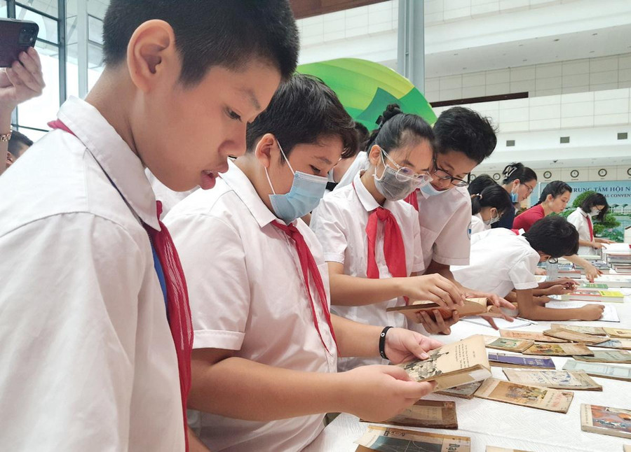 Học sinh thích thú với những quyển sách giáo khoa của thế hệ ông, cha.