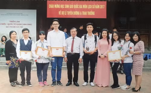 Nguyễn Lê Phương Anh (thứ 3 từ phải sang trái) tại lễ tuyên dương và trao thưởng tại Văn miếu Quốc tử giám.