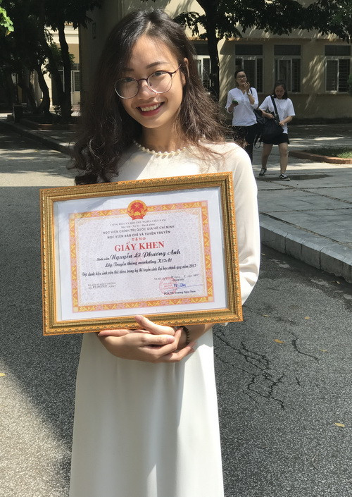 Nữ thủ khoa Nguyễn Lê Phương Anh được nhận Giấy khen của Học viện Báo chí và Tuyên truyền. Nữ thủ khoa Nguyễn Lê Phương Anh được nhận Giấy khen của Học viện Báo chí và Tuyên truyền.