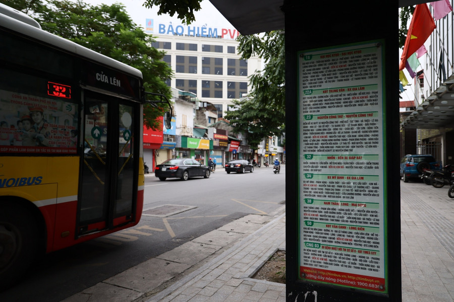 Hệ thống biển báo mới tại điểm dừng chờ thể hiện rõ thông tin lộ trình tuyến, có hệ thống bóng điện chiếu sáng vào ban đêm để thuận lợi cho hành khách đọc thông tin tuyến và xe buýt khi ra vào điểm dừng, nguồn điện chiếu sáng bằng năng lượng mặt trời hiện đại, đảm bảo mỹ quan đô thị.