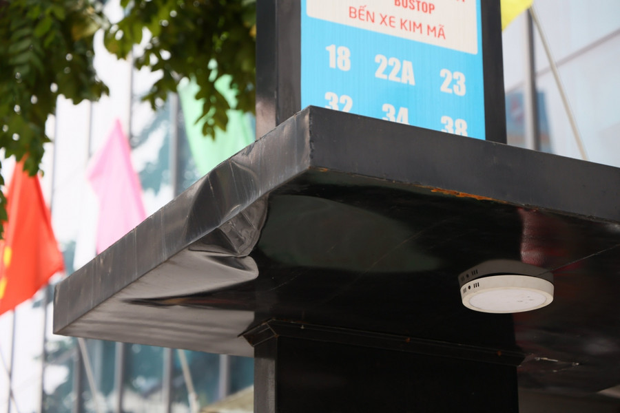 Tuy nhiên, một số hạng mục, chi tiết của điểm dừng chờ đã có hiện tượng rỉ sét trên bề mặt, hệ thống ốc vít cũng đã hoen rỉ, nhiều điểm lồi lõm chưa rõ nguyên nhân...