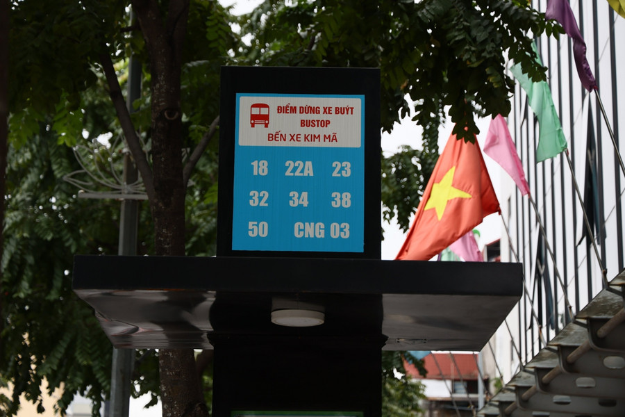 Hệ thống biển báo phía trên cùng được phóng to và in rõ số chuyến, điểm dừng... giúp lái xe cũng như người dân dễ quan sát thông tin.