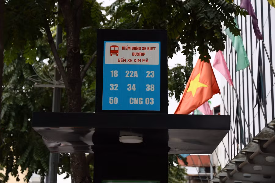 Hệ thống biển báo phía trên cùng được phóng to và in rõ số chuyến, điểm dừng... giúp lái xe cũng như người dân dễ quan sát thông tin.