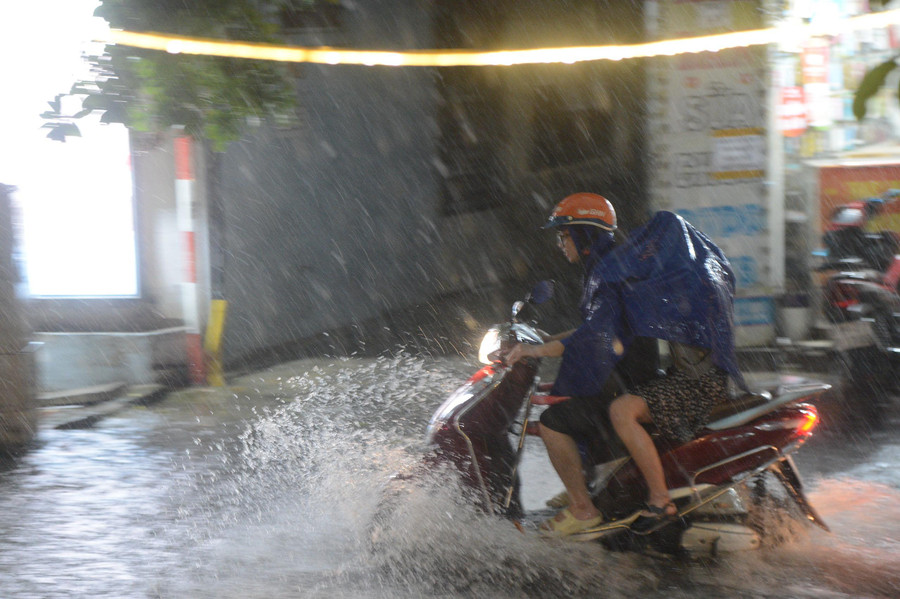 Sau khoảng 20 phút cơn mưa lớ, nhiều tuyến phố tại Hà Nội ngập úng.