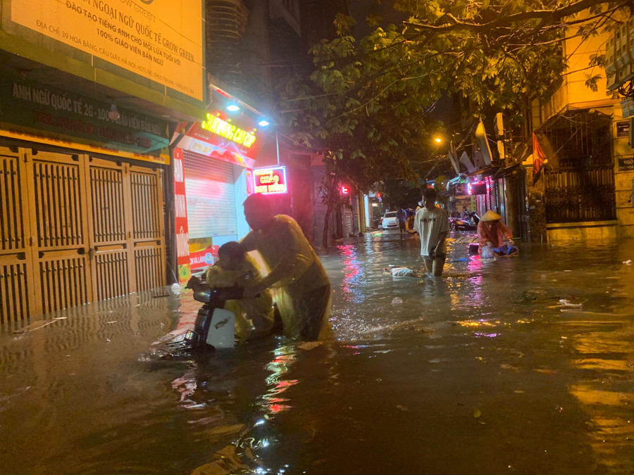 Theo Trung tâm khí tượng thủy văn quốc gia, đợt mưa này khả năng gây ngập úng cho nhiều tuyến phố nội thành với độ sâu phổ biến 0,2-0,3 m; một số tuyến phố có thể ngập sâu hơn 0,5-0,6 m.