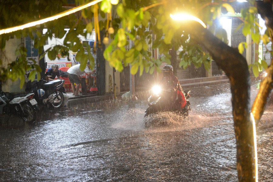 Tại phố Vương Thừa Vũ (Thanh Xuân, Hà Nội) điểm ngập sâu nhất lên tới 60cm, khiến nhiều phương tiện bị chết máy khi di chuyển qua đây.