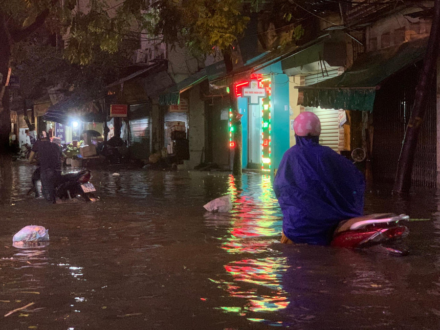 Nước ngập sâu gần tới yên xe máy.