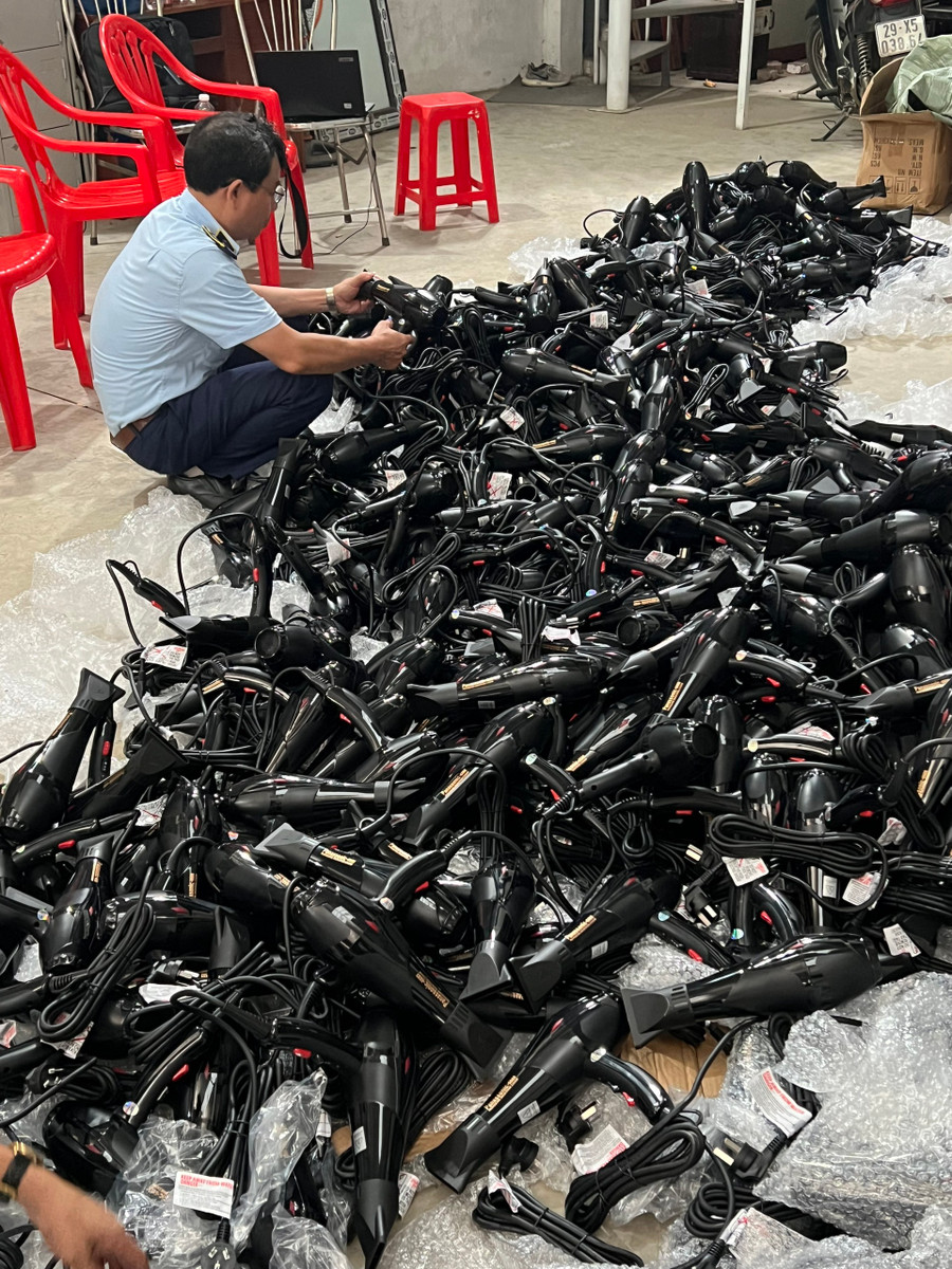 Hơn 400 chiếc máy sấy tóc bị thu giữ tại cơ sở kinh doanh.