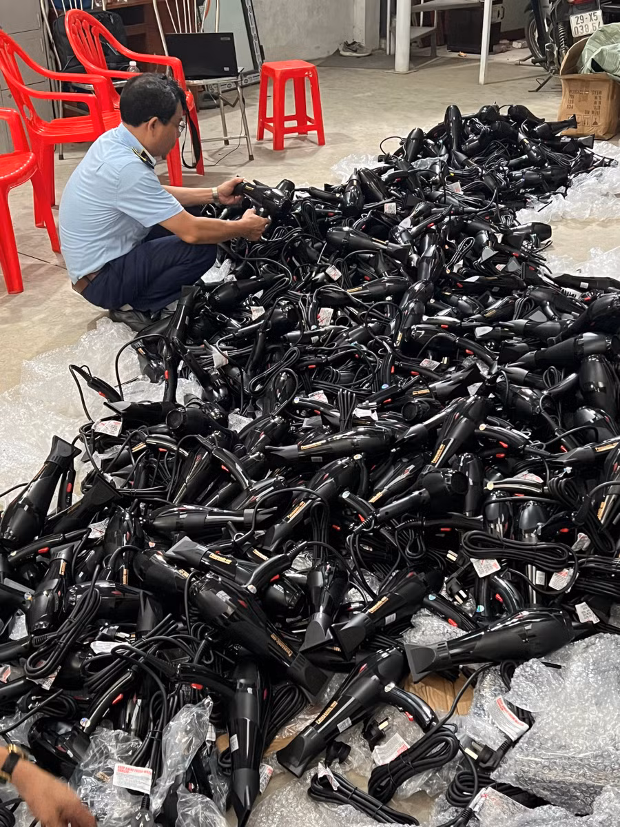 Hơn 400 chiếc máy sấy tóc bị thu giữ tại cơ sở kinh doanh.