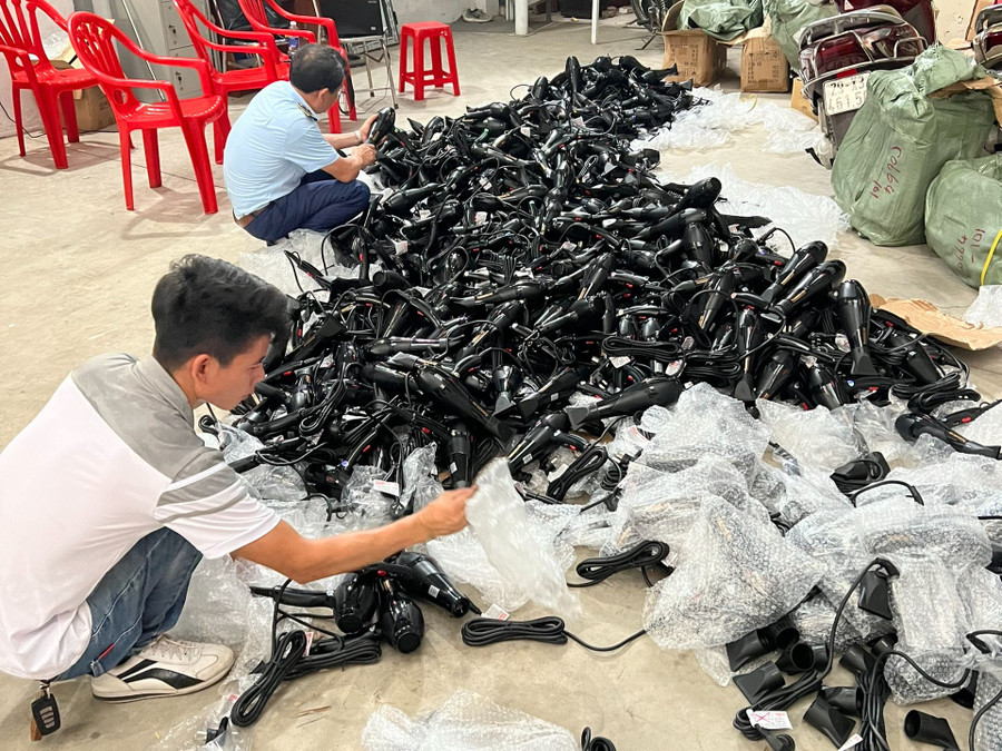 Đoàn kiểm tra tiến hành chụp ảnh hàng hóa trước sự chứng kiến của bà Nguyễn Thị M để gửi cơ quan có chức năng giám định theo quy định.