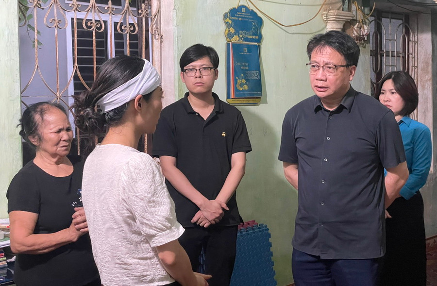 Chủ tịch Công đoàn Giáo dục Việt Nam mong gia đình, người thân của cô Yến vơi đi nỗi buồn, sớm vượt qua nỗi đau để ổn định cuộc sống. Chủ tịch Công đoàn Giáo dục Việt Nam mong gia đình, người thân của cô Yến vơi đi nỗi buồn, sớm vượt qua nỗi đau để ổn định cuộc sống.