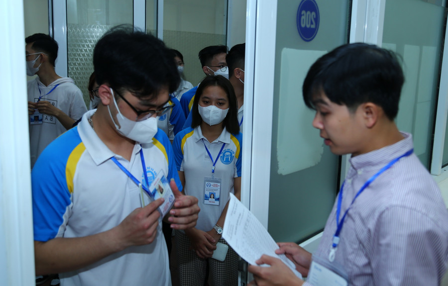 Kiểm tra thí sinh trước khi vào phòng thi.