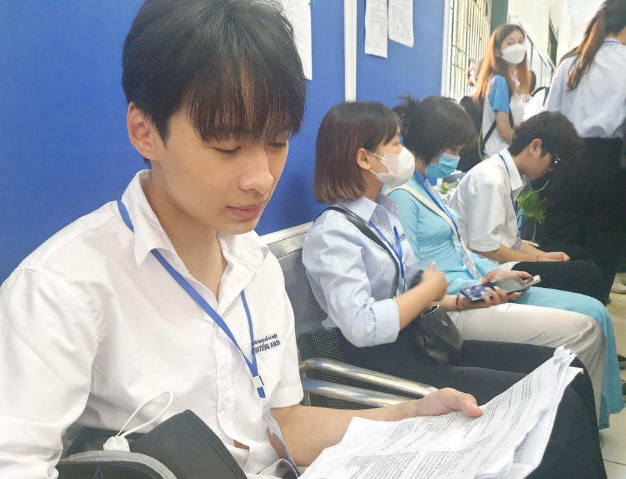 Thí sinh Nguyễn Trung Thành tranh thủ ôn bài.