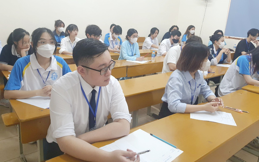 Thí sinh trong phòng thi tiếng Anh.