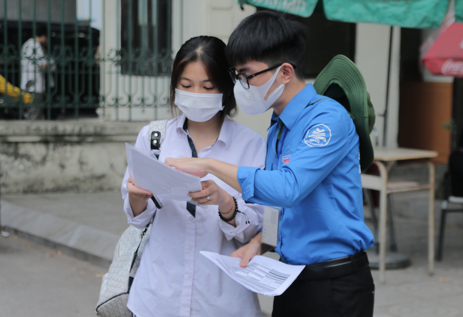 Tình nguyện viên hướng dẫn nhiệt tình thí sinh đến dự thi đánh giá năng lực tại Trường ĐH Sư phạm Hà Nội - sáng 6/5. Tình nguyện viên hướng dẫn nhiệt tình thí sinh đến dự thi đánh giá năng lực tại Trường ĐH Sư phạm Hà Nội - sáng 6/5.