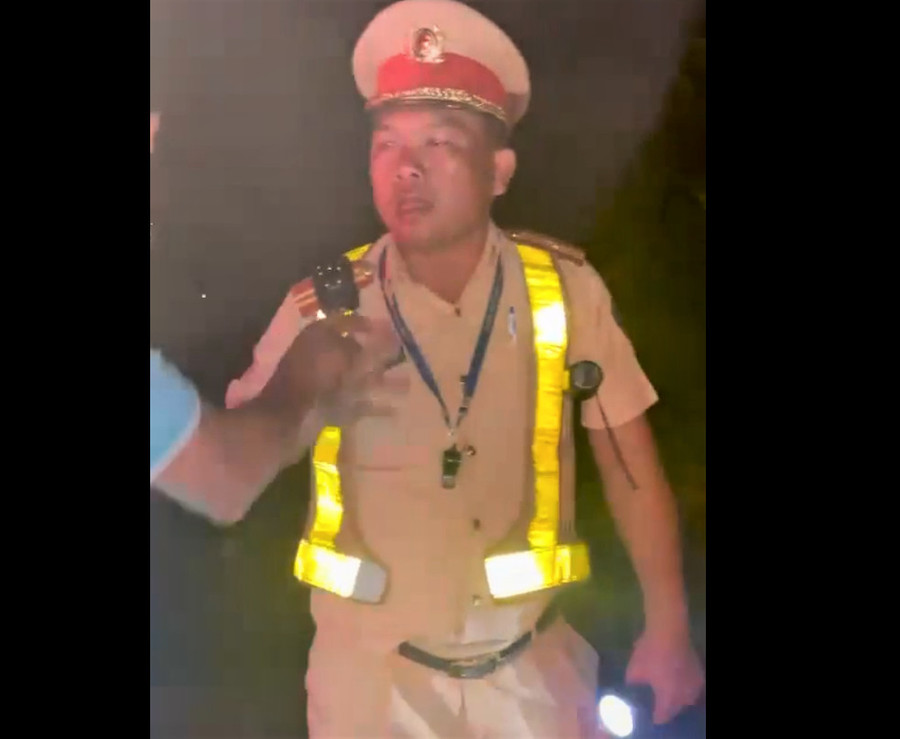 Đối tượng Định liên tiếp dùng tay xô đẩy, giật bảng tên, áo phản quang của CSGT (ảnh: Công an Đắk Nông). Đối tượng Định liên tiếp dùng tay xô đẩy, giật bảng tên, áo phản quang của CSGT (ảnh: Công an Đắk Nông).