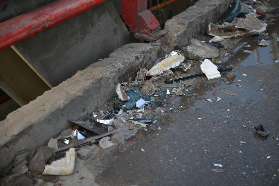 Nhiều mảnh vỡ và nhiên liệu của các xe ở khắp lòng đường.