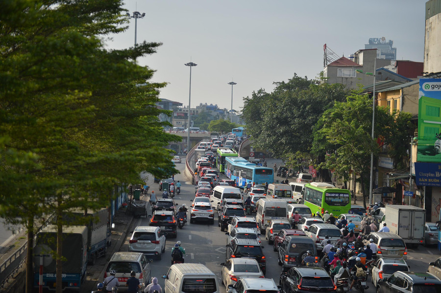 Mọi đường dẫn lên phía cầu đều ùn tắc kéo dài trong buổi sáng hôm nay.