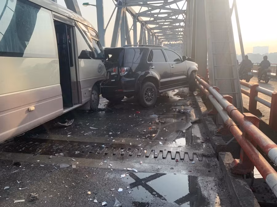 Vụ tai nạn xảy ra vào khoảng 6h sáng, rất may không có thiệt hại về người.